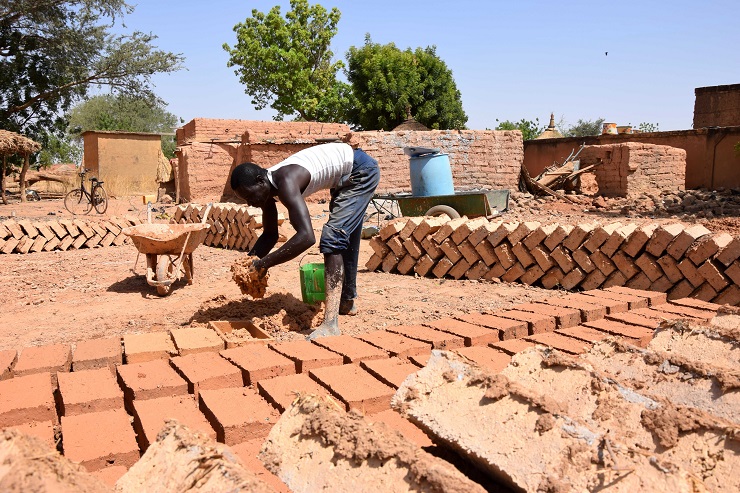 Základním stavebním materiálem na Předním východě byly nepálené cihly. Jejich výrobu zachycuje snímek ze současné Burkiny Faso. Foto Eliška Podgorná 2014.