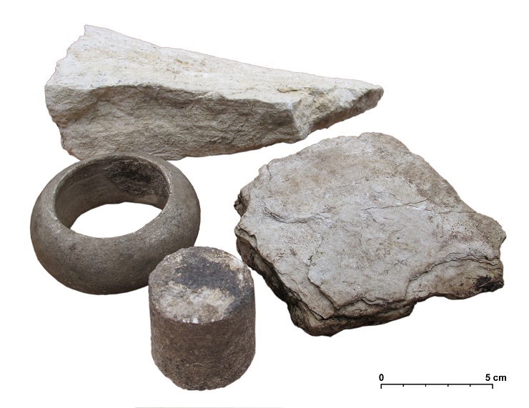 Surovina, odpad po výrobě (vývrtek) a hotový mramorový náramek. Exkluzivní artikl českých neolitiků? Surovina, odpad po výrobě (vývrtek) a hotový mramorový náramek. Exkluzivní artikl českých neolitiků? Foto Jaroslav Řídký 2015.