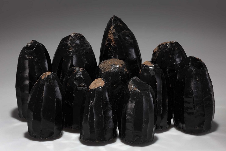 Nevídané možnosti karpatských zdrojů obsidiánu dobře ilustruje slavný depot jader z lokality Nyírlugos na maďarsko-rumunském pomezí. Podle Kasztowszky – Biró – Kis 2014.