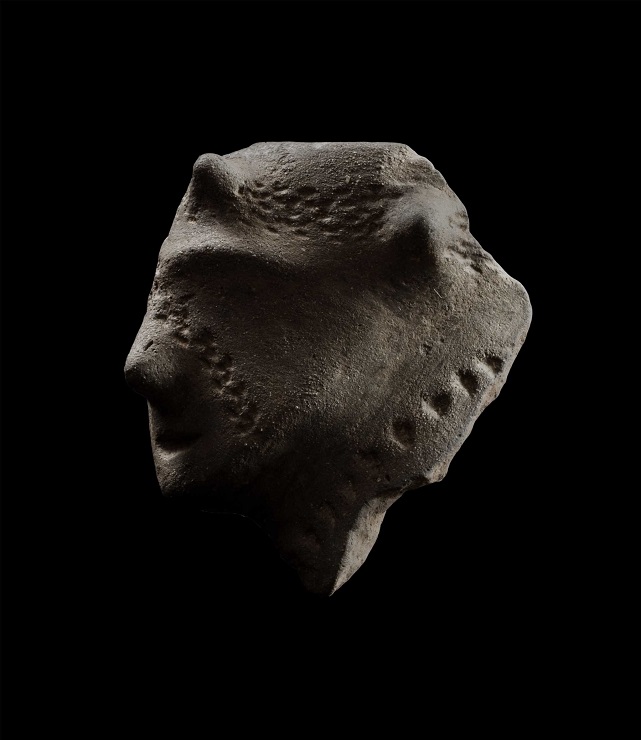 Artefakt člověkem vytvořený a člověka zobrazující – část obličejové nádoby z Kolína (mladší fáze kultury s vypíchanou keramikou). Foto O. Kačerovský.