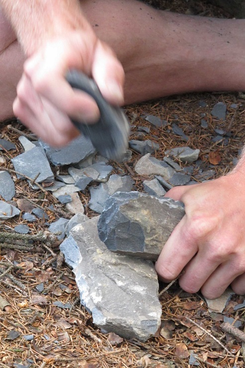 The origins of the production of effective cutting tools, a gain of the Neolithic society, are also based on knowledge of ancient stone chipping.