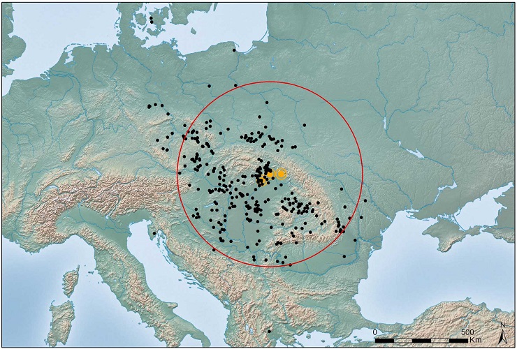 Celkové rozšíření karpatského obsidiánu v evropském pravěku dokládá jeho distribuci na značné vzdálenosti. Žlutě vyznačeny zdrojové oblasti, poloměr kruhu představuje 500 kilometrů od těchto zdrojů. Podle Burgert 2015, obr. 2.